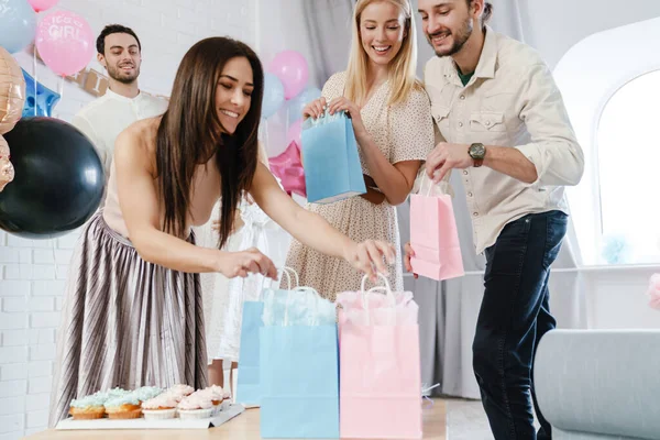 Jeune Couple Heureux Acceptant Des Cadeaux Ses Amis Pendant Fête — Photo