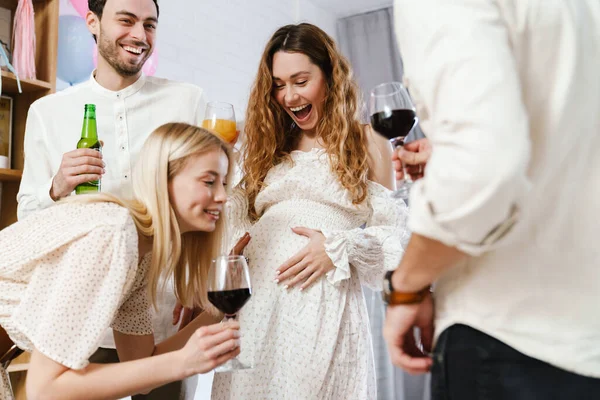 Joven Mujer Embarazada Feliz Burlándose Sus Amigos Durante Género Revelan — Foto de Stock