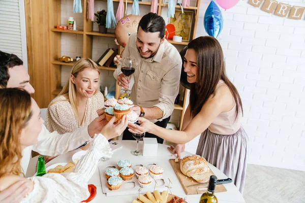 Felice Giovani Amici Ridendo Mangiando Muffin Durante Sesso Rivelano Partito — Foto Stock