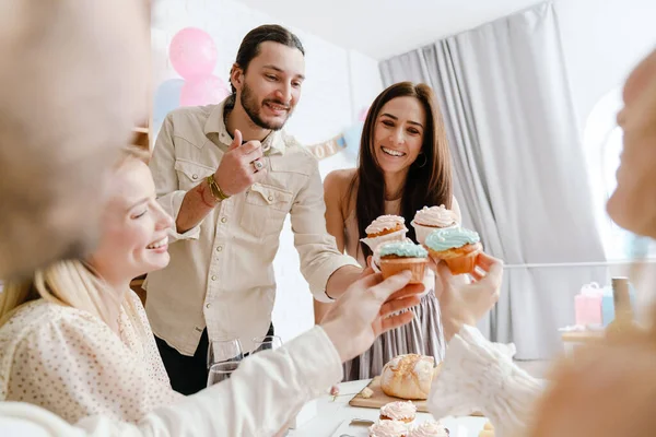 Felice Giovani Amici Ridendo Mangiando Muffin Durante Sesso Rivelano Partito — Foto Stock