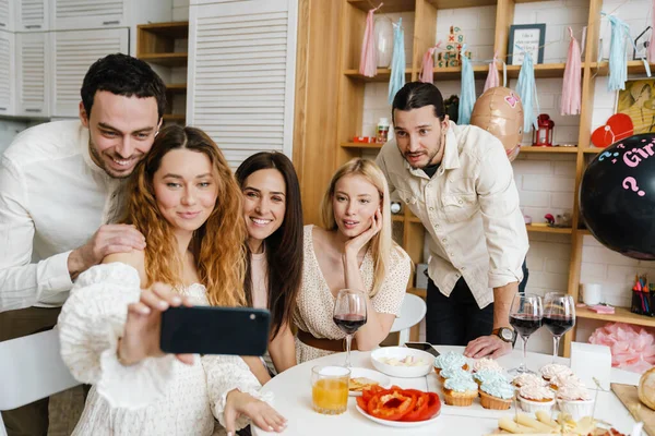 Donna Incinta Bianca Scattare Foto Selfie Con Amici Felici Durante — Foto Stock