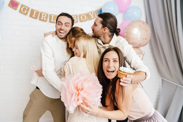 Jeune Couple Excité Embrasser Avec Leurs Amis Pendant Fête Révélation — Photo
