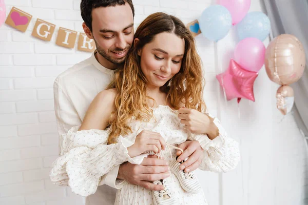 Jeune Couple Heureux Posant Avec Des Chaussures Bébé Pendant Fête — Photo