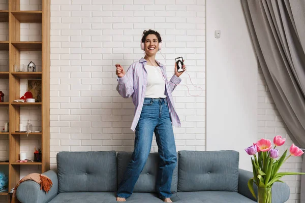 Mujer Sonriente Bailando Son Música Con Auriculares Mientras Está Pie — Foto de Stock