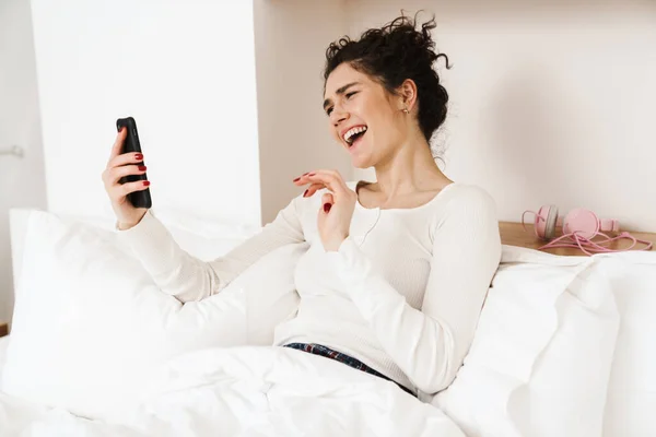 Sonriente Mujer Morena Mediana Edad Una Videollamada Través Del Teléfono —  Fotos de Stock