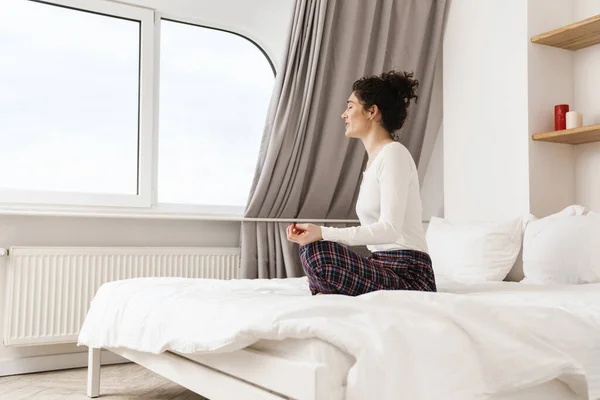 Роздумна Жінка Сидить Ліжку Ногами Світлій Кімнаті Перед Вікном — стокове фото