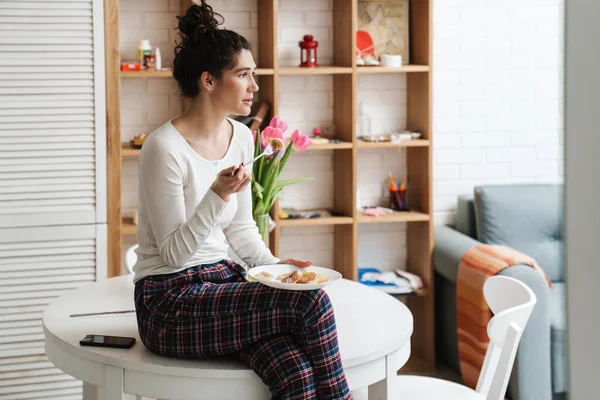 Mujer Sorprendida Con Plato Comida Las Manos Sentada Mesa Cocina — Foto de Stock