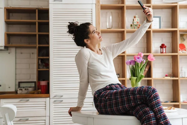 Mujer Tomando Una Selfie Mientras Está Sentada Mesa Una Cocina — Foto de Stock