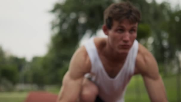 Uma Visão Perto Atleta Está Começando Correr Uma Maratona Playground — Vídeo de Stock