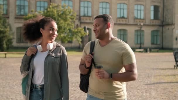 Estudantes Sorridentes Satisfeitos Homem Mulher Estão Falando Enquanto Caminham Campus — Vídeo de Stock