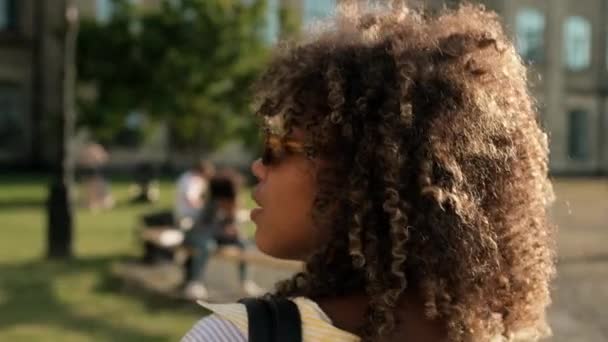 Μια Ματιά Πίσω Από Μια Σγουρή Αφρο Αμερικανίδα Που Φοράει — Αρχείο Βίντεο