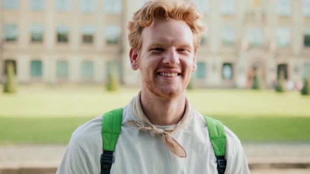 Χαμογελαστός Μαθητής Κοιτάζει Την Κάμερα Που Στέκεται Στην Πανεπιστημιούπολη Έξω — Αρχείο Βίντεο