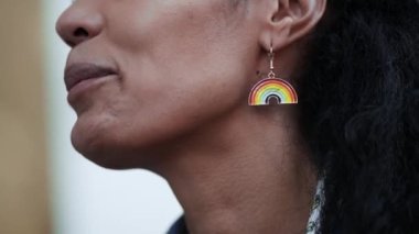 Gülümseyen Afro-Amerikan bir kadının yakından çekilmiş görüntüsü lgbt hakları için sokaklarda yürüyüşün tadını çıkarıyor.