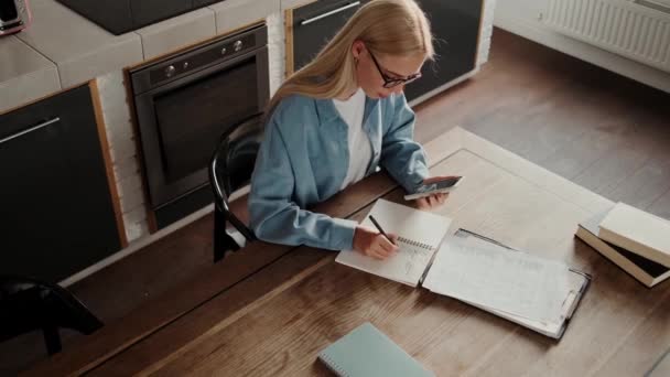 Horní Pohled Blondýnu Brýlemi Pracuje Papírovými Dokumenty Zatímco Její Telefon — Stock video