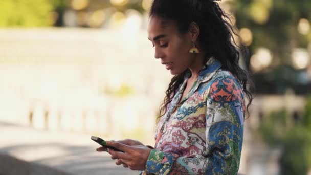 Una Hermosa Mujer Afroamericana Con Pendientes Arco Iris Está Usando — Vídeo de stock