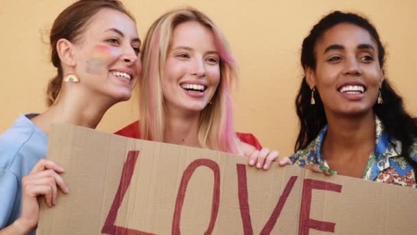 Μια Ομάδα Κοριτσιών Κρατά Ένα Πιάτο Σλόγκαν Για Την Αγάπη — Αρχείο Βίντεο