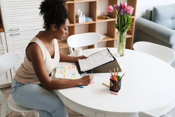 Zwart Vrouw Werken Met Papieren Terwijl Zitten Aan Tafel Huis — Stockfoto