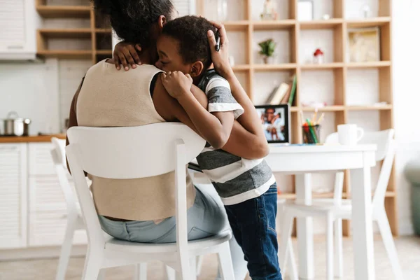 Mujer Negra Abrazando Hijo Mientras Trabaja Con Portátil Casa — Foto de Stock