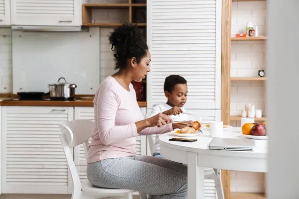 Μαύρες Μητέρα Και Γιος Παίρνουν Πρωινό Μαζί Ενώ Κάθονται Στο — Φωτογραφία Αρχείου