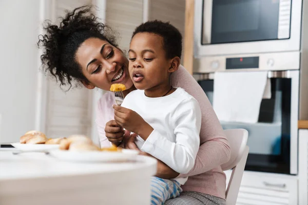 Чорний Усміхнений Мати Син Снідають Сидячи Разом Вдома — стокове фото