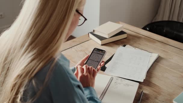 Een Blonde Vrouw Met Een Bril Werkt Met Tekstdocumenten Met — Stockvideo