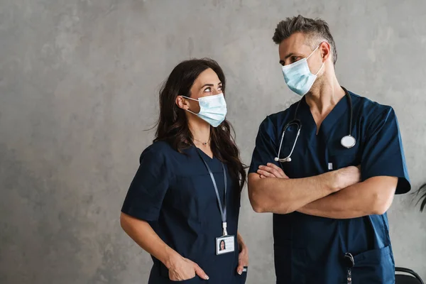 Selvsikre Leger Masker Som Står Innendørs – stockfoto