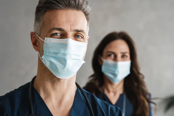 Deux Médecins Confiants Dans Des Masques Médicaux Debout Intérieur — Photo