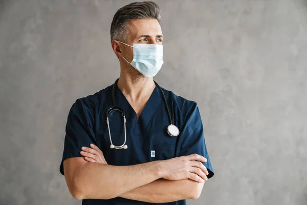 Selbstbewusster Arzt Mittleren Alters Mit Medizinischer Schutzmaske Der Innenraum Mit — Stockfoto