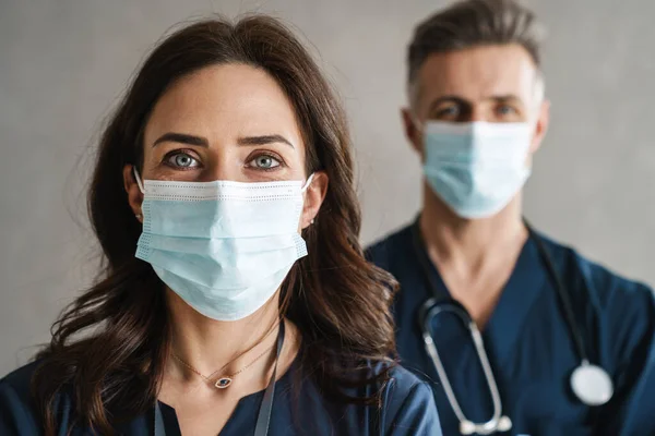 Dva Sebejistí Lékaři Lékařských Maskách Stojící Uvnitř — Stock fotografie