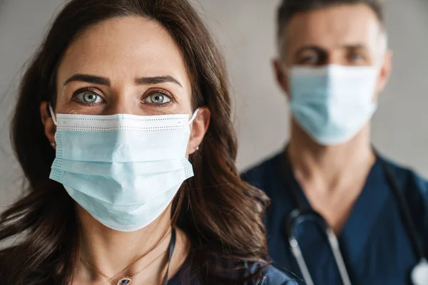 Twee Zelfverzekerde Artsen Medische Maskers Die Binnen Staan — Stockfoto