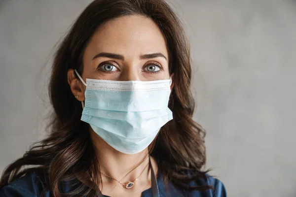 Femme Confiante Âge Moyen Médecin Dans Masque Médical Protection Debout — Photo
