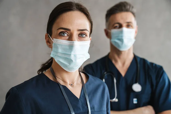 Twee Zelfverzekerde Artsen Medische Maskers Die Binnen Staan — Stockfoto