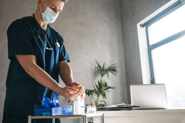 Homme Médecin Désinfecter Ses Mains Avant Consulter Les Patients Dans — Photo