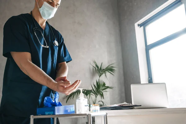 Homme Médecin Désinfecter Ses Mains Avant Consulter Les Patients Dans — Photo