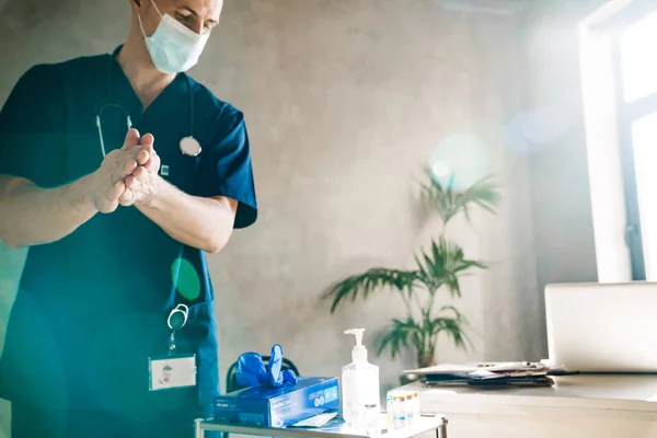 Muž Lékař Dezinfikovat Ruce Před Konzultací Pacientů Jeho Kabinetu — Stock fotografie