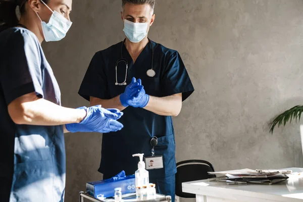 Deux Médecins Préparent Avoir Des Patients Dans Placard Mettre Des — Photo