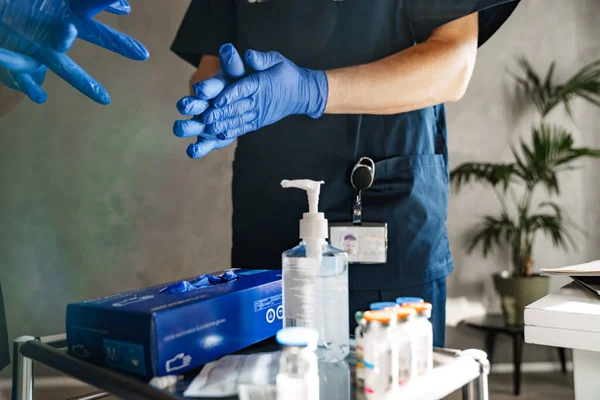 Sluiten Van Twee Artsen Steriliseren Handen Voor Operatie Het Medisch — Stockfoto