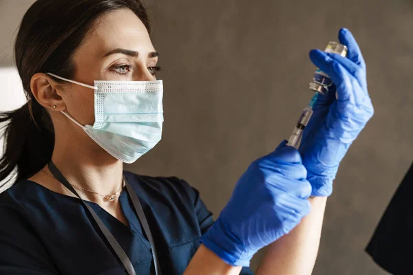 Jistá Brunetka Středního Věku Žena Lékař Nosí Masku Rukavice Drží — Stock fotografie