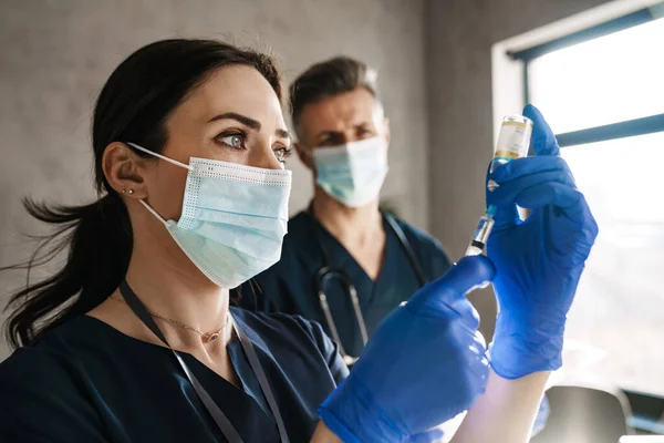 Dois Médicos Preparando Para Ter Pacientes Armário Segurando Seringa — Fotografia de Stock