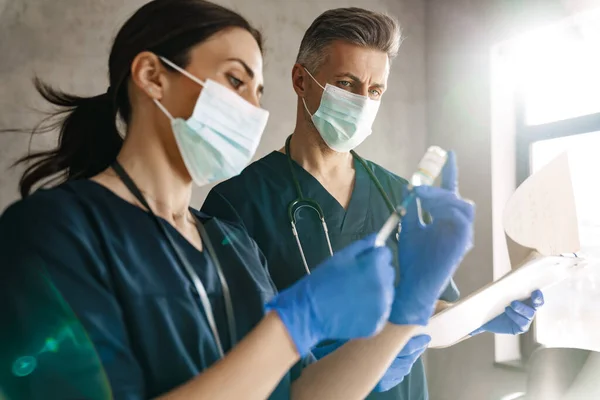 Deux Médecins Préparent Avoir Des Patients Dans Armoire Tenant Seringue — Photo