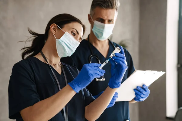 Dos Doctores Preparándose Para Tener Pacientes Gabinete Revisando Papeleo — Foto de Stock