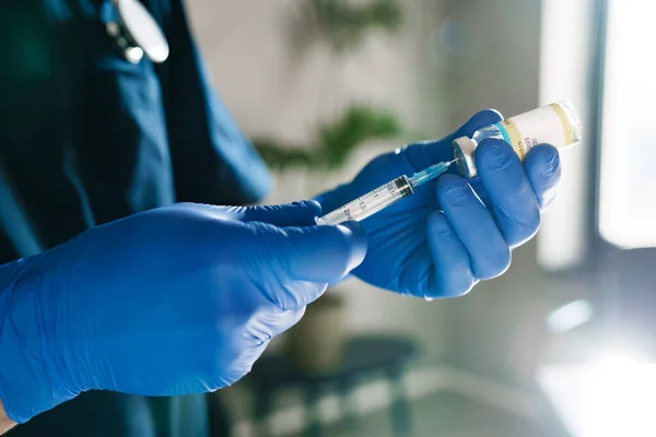 Média Idade Médico Masculino Vestindo Máscara Protetora Segurando Uma Seringa — Fotografia de Stock