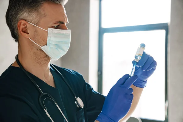 Média Idade Médico Masculino Vestindo Máscara Protetora Segurando Uma Seringa — Fotografia de Stock