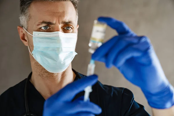 Médecin Âge Moyen Portant Masque Protecteur Tenant Une Seringue Avec — Photo