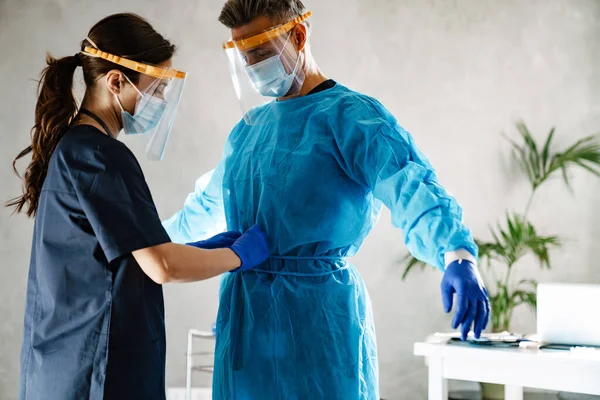 Deux Travailleurs Médicaux Vêtus Uniformes Debout Intérieur Portant Des Robes — Photo