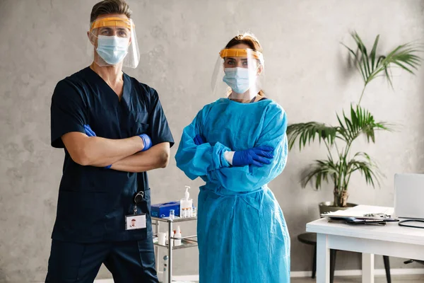 Deux Travailleurs Médicaux Vêtus Uniformes Debout Intérieur Portant Des Robes — Photo