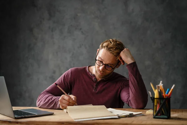 Vermoeide Man Rust Zijn Hoofd Met Zijn Hand Terwijl Hij — Stockfoto