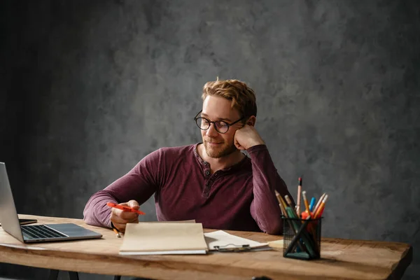 Hombre Feliz Apoyando Cabeza Con Mano Mientras Está Sentado Mesa — Foto de Stock