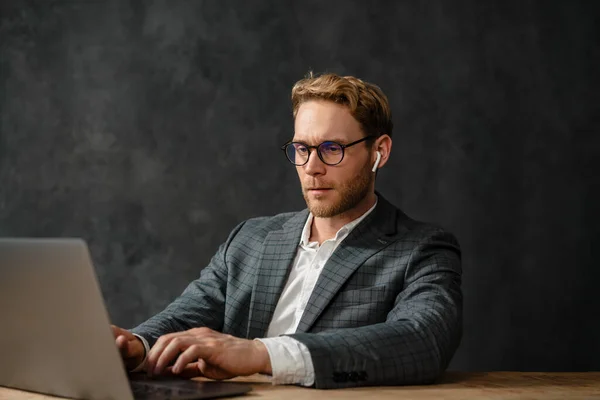 Retrato Del Hombre Pensativo Gafas Auriculares Usando Portátil Mientras Está — Foto de Stock