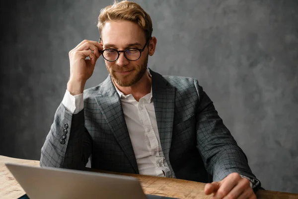 Hombre Sonriente Enderezando Las Gafas Mirando Pantalla Del Ordenador Portátil — Foto de Stock